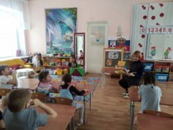 На фото изображена библиотекарь отдела по работе с детьми на мероприятии в садике посвященного 90 летию со дня рождения Геннадия Цыферова