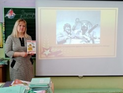на фото заведующая отделом по работе с детьми проводит мероприятие посвященное четвероногим участникам Великой Отечественной войны