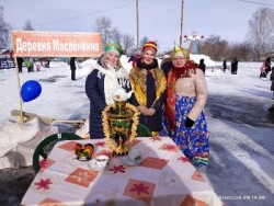 Сотрудники библиотеки на маслиннице в парке