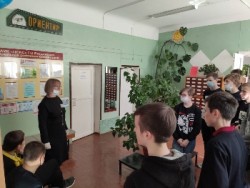 фото студенты на экскурсии в библиотеке