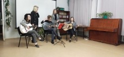 фото с выступления квинтета ДиаLект на Ночи искусств в библиотеке