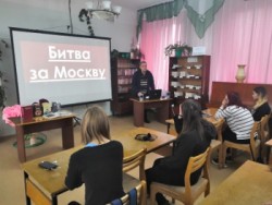 Фото Библиотекарь проводит мероприятие и девушки студентки слушают