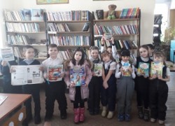 Дети в библиотеке с детскими журналами