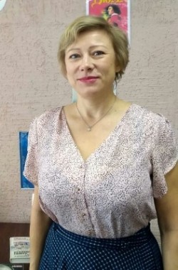 На фото изображена заведующая библиотекой Быкова Наталья Александровна