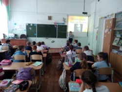 На фото мероприятие в школе по книгам Анатолия Митяева