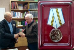 На фото слева вручение памятной медали труженику тыла Костромину Александру Дмитриевичу, с правой стороны памятная медаль с 75-ти победы