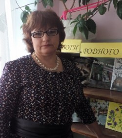 На фото изображена заведующая библиотекой Мельникова Наталья Михайловна